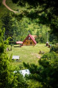 uma cabana de madeira no meio de um campo em Nika em Nova Varos