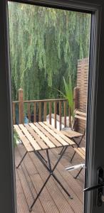 une porte coulissante en verre avec un banc sur une terrasse dans l'établissement Three Kings Luxe Escape, à Londres