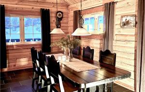 トリシルにある4 Bedroom Beautiful Home In Trysilのダイニングルーム(木製テーブル、椅子付)