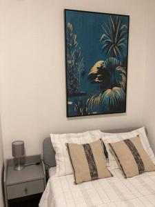 um quarto com uma cama com um quadro por cima em Piso Cádiz Centro Histórico em Cádiz