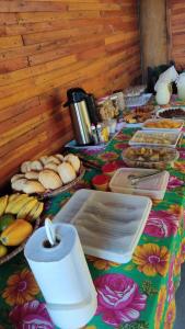einen Tisch mit vielen verschiedenen Lebensmitteln in der Unterkunft Pousada Maia in Itaúnas