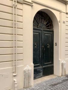 una porta nera sul lato di un edificio di Appartamento centro storico Nuovo e Ristrutturato a Pesaro