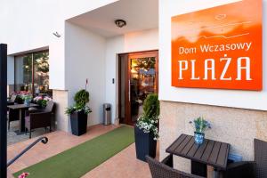 een restaurant met een bord waarop staat: Don wasagency pizza bij Dom Wczasowy Plaża in Rewal