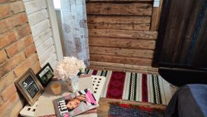 une chambre avec un nouveau-né sur une table dans l'établissement Romantic, lovely sauna house in Estonian Countryside near the lake!, à Soe