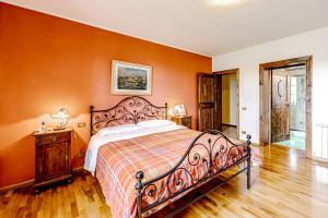Postel nebo postele na pokoji v ubytování Villa Del Colle - Happy Rentals + 35 fotografií