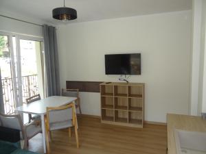 Televízia a/alebo spoločenská miestnosť v ubytovaní 4family *RESORT*SPA*