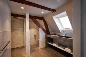 een badkamer met een wastafel en een douche bij Business Guesthouse in Groningen
