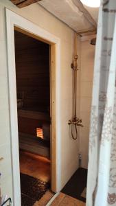 Vannituba majutusasutuses Romantic, lovely sauna house in Estonian Countryside near the lake!