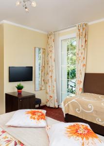 レバルにあるDom Wczasowy Plażaのベッド2台と窓が備わるホテルルームです。