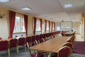sala konferencyjna z drewnianym stołem i krzesłami w obiekcie Hotel Pod Szrenicą w Szklarskiej Porębie +37 zdjęć