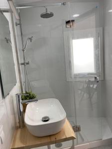 コニル・デ・ラ・フロンテーラにあるCH II Apartments ZONA DE OCIO NOCTURNOの白いバスルーム(シンク、シャワー付)