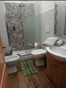 ein Bad mit einem WC, einem Waschbecken und einer Dusche in der Unterkunft Villa Mezzetti in Petrignano sul Lago
