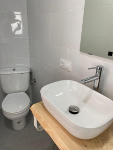 コニル・デ・ラ・フロンテーラにあるCH II Apartments ZONA DE OCIO NOCTURNOの白いバスルーム(トイレ、シンク付)