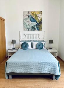ein Schlafzimmer mit einem blauen Bett und zwei Nachttischen in der Unterkunft Guest house D. Filipe I in Porto