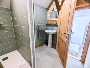 Baño pequeño con lavabo y aseo en LES REPAIRES, en Nans-sous-Sainte-Anne