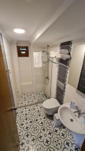 アクヤカにあるNova Apartsのバスルーム(トイレ、洗面台付)