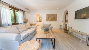 Houm Villa Nets في بلايا ذي بالما: غرفة معيشة مع أريكة وطاولة
