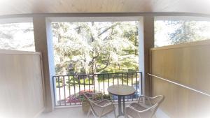 Cette chambre dispose d'un balcon avec une table et des chaises. dans l'établissement BALNEARIO DE RETORTILLO, à Retortillo