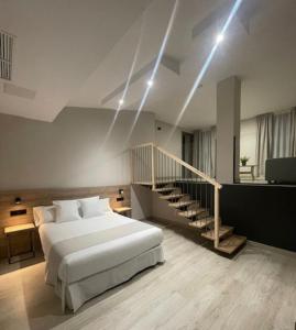um quarto com uma cama grande e uma escada em URBAN Pensión em Melide