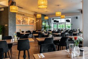 restauracja z drewnianymi stołami i krzesłami w obiekcie Spa & Wellness Hotel Diament Ustroń w Ustroniu