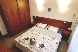 ロゼネッツにあるSeagarden Villa Resort / Villa Dimar 2の小さなベッドルーム(白い掛け布団付きのベッド1台付)