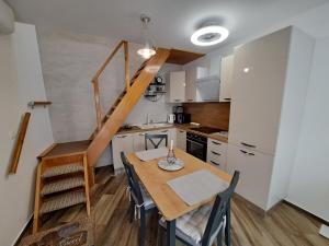 une cuisine avec une table à manger et un escalier dans l'établissement Vila Kamicić, à Baška