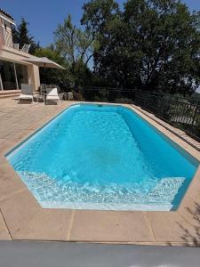 Der Swimmingpool an oder in der Nähe von Renovated 2 bed villa in the hills with pool- 2119