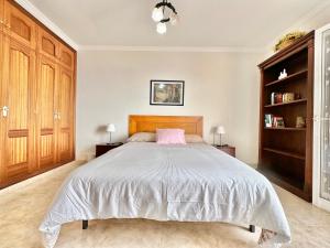 a bedroom with a large bed with a pink pillow at Radazul Views House in Radazul