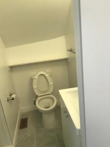 Baño pequeño con aseo y lavamanos en Private Double Room with Shared Bathroom 536B, en Toronto