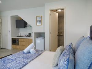 um quarto com uma cama e uma cozinha ao fundo em Karma Villas em Gold Coast