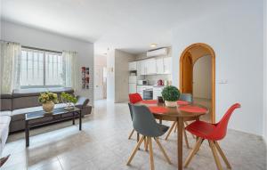 eine Küche und ein Wohnzimmer mit Tisch und Stühlen in der Unterkunft Cozy Apartment In Cautivador With Wifi in Cautivador