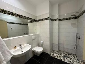 Koupelna v ubytování Edisem Hotel