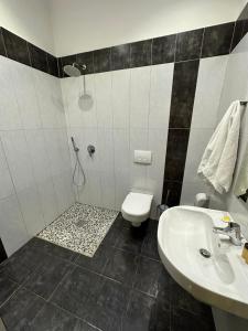 Koupelna v ubytování Edisem Hotel