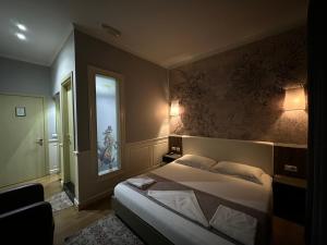 Postel nebo postele na pokoji v ubytování Edisem Hotel