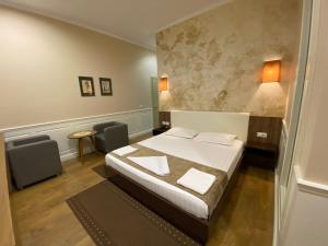 Postel nebo postele na pokoji v ubytování Edisem Hotel