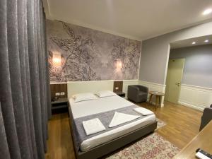 Postel nebo postele na pokoji v ubytování Edisem Hotel