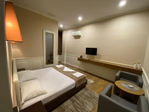 Postel nebo postele na pokoji v ubytování Edisem Hotel