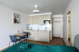 Кухня или кухненски бокс в Nauji apartamentai su šildomu baseinu, sporto sale, vaikų kambariu, work zona