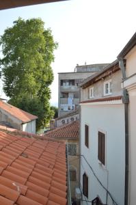een uitzicht vanaf het dak van een gebouw bij K rooms old town self check in in Zadar
