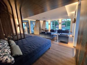 ein Schlafzimmer mit einem Bett und ein Wohnzimmer in der Unterkunft Vitalhotel Bad Birnbach in Bad Birnbach