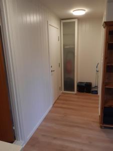 una habitación vacía con un pasillo con una puerta en Krypinn i Søgne en Kristiansand