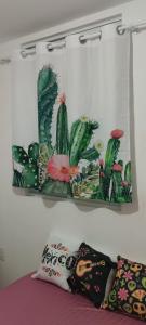 una pared con una pintura de cactus en ella en Casa do Léo 1 - Temática México e África, en João Pessoa
