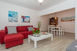Ruang duduk di 2BR Terrace Home - 10 min walk to the Beach +19 gambar