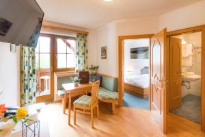 A seating area at Pension- Appartement Kristall