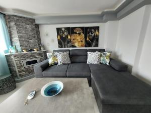 un soggiorno con divano e camino di Anastasia's apartment with yard ad Atene