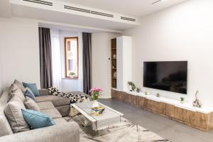 - un salon avec un canapé et une télévision dans l'établissement hotelise I Saryan Apartment, à Erevan