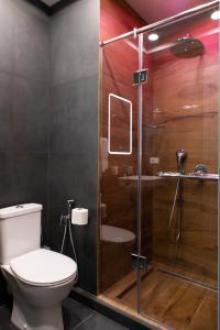 La salle de bains est pourvue d'une douche et de toilettes. dans l'établissement hotelise I Saryan Apartment, à Erevan