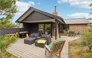 una terraza de madera con muebles y una parrilla en Nice Home In Harbore With Wifi, en Harboør