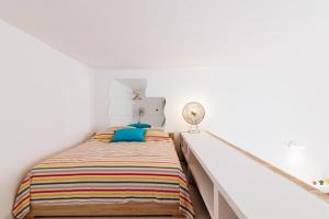 1 dormitorio con 1 cama en una habitación blanca en Appartamento Tevere, en Castrignano del Capo