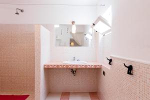 y baño con lavabo y espejo. en Appartamento Tevere, en Castrignano del Capo